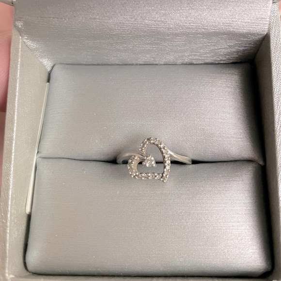 Zales heart ring. Doesn’t fit me. Size 5.5/ 6 - Picture 2 of 3